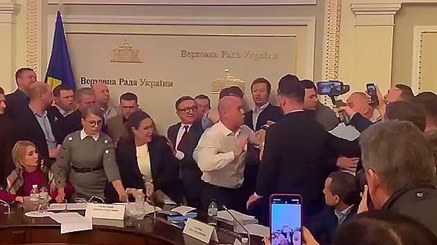 «На куски резать буду»: драка между депутатами Верховной Рады попала на видео