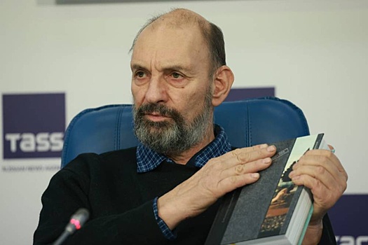 "Новая книга Михаила Тарковского, кажется, вышла из тайги, из одиноких скитаний"