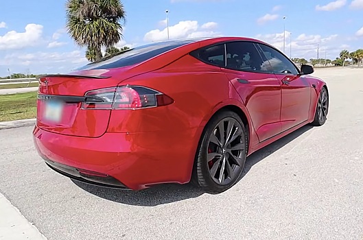 Видео: как разгоняется Tesla Model S в «режиме гепарда»