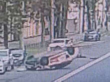 В Петербурге пешеход попал в больницу после ДТП с перевернувшимся Omoda