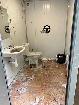 В ХМАО вандалы испортили спортплощадку и общественный туалет