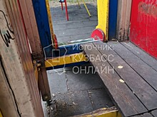 Сломанная на детской площадке горка возмутила кемеровчанку