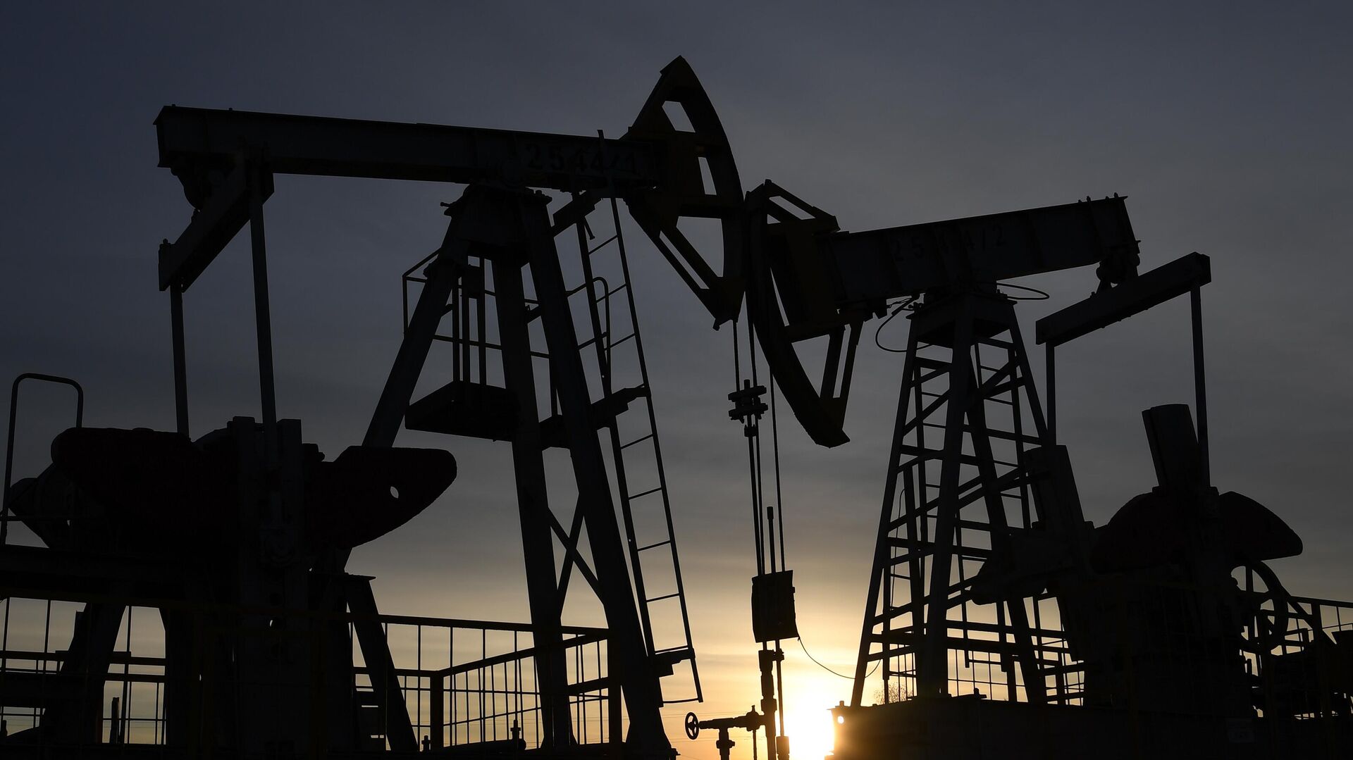 Нефть Brent поднялась выше 94 долларов впервые с 2022 года