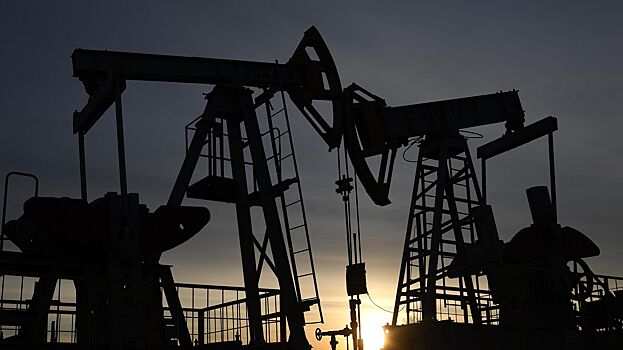 Нефть Brent поднялась выше 94 долларов впервые с 2022 года