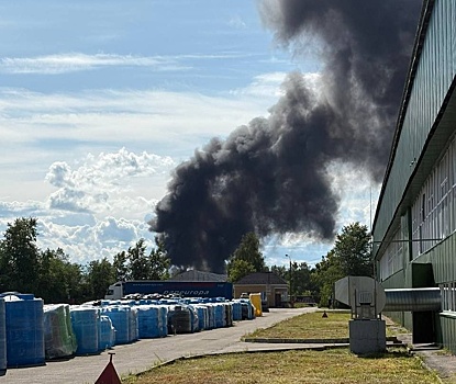 Мощный пожар вспыхнул на заводе в Дзержинске в Нижегородской области