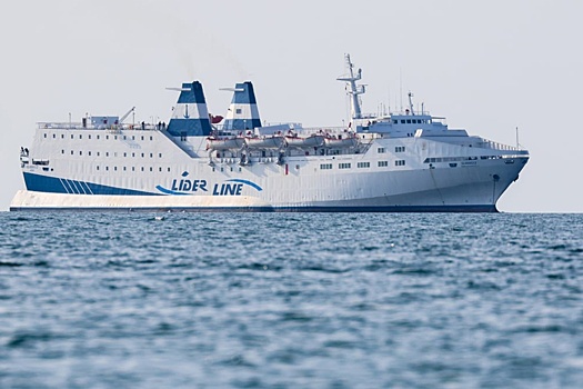 Паром из Трабзона с пассажирами двое суток стоит в море у порта Сочи