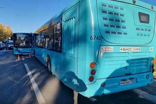 В Петербурге из-за столкновения двух лазурных автобусов пострадали шесть человек