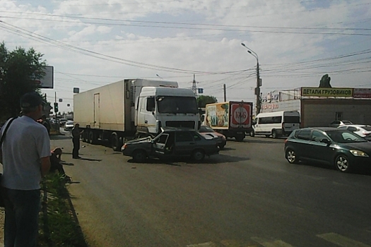 На западе Волгограда грузовой автомобиль протаранил легковушку