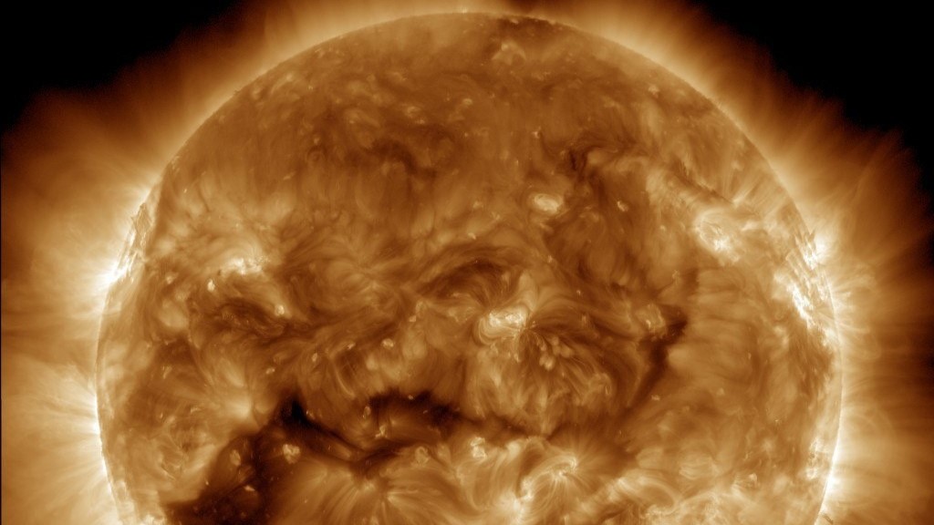Корональная дыра расколола Солнце: какие последствия будут на Земле