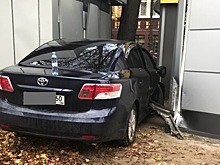 На перекрёстке ул. Карла Маркса и Леонова Toyota врезалась в киоск после столкновения с Audi