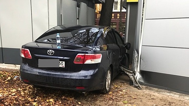 На перекрёстке ул. Карла Маркса и Леонова Toyota врезалась в киоск после столкновения с Audi
