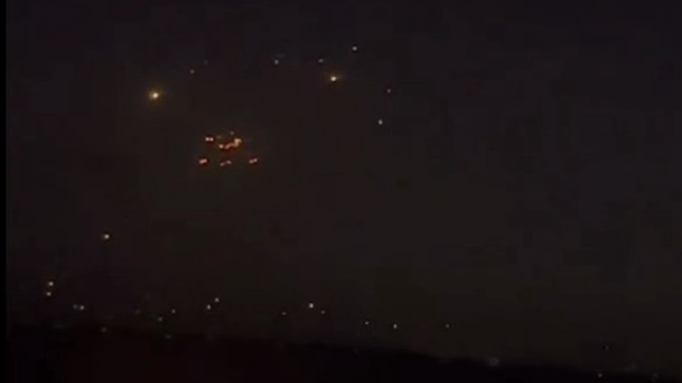 Летящие в небе над Казахстаном яркие объекты сняли на видео