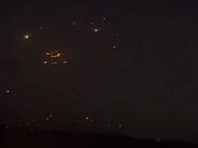 Летящие в небе над Казахстаном яркие объекты сняли на видео