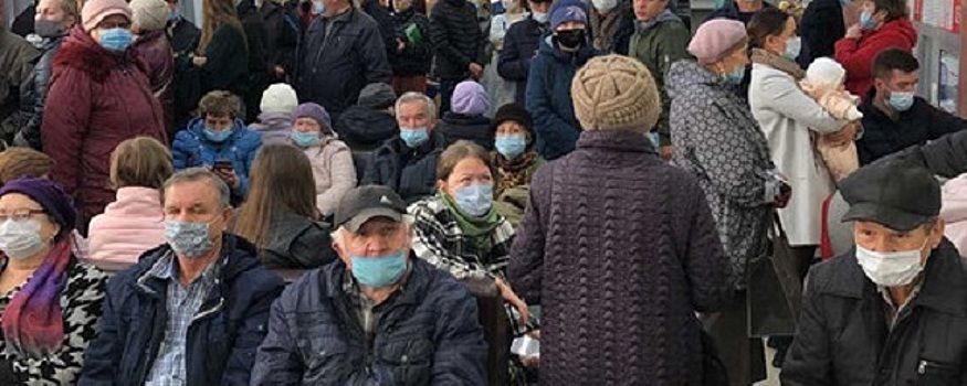 Татарстанцы выстроились в очереди у МФЦ, чтобы получить QR-код о вакцинации