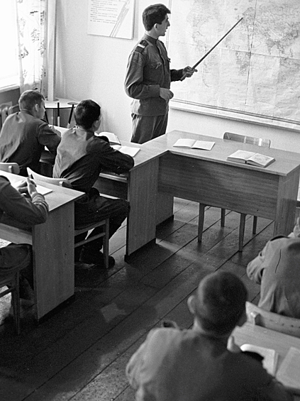 Пограничники сидят в классе за партами на политических занятиях. Застава имени Григория Кофанова, 1969.