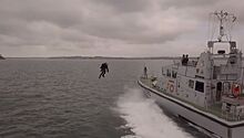 Человека-ракету над катером ВМФ Британии сняли на видео