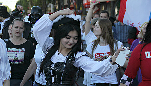 Карнавал в центре Симферополя: пять тысяч горожан прошли в праздничном шествии