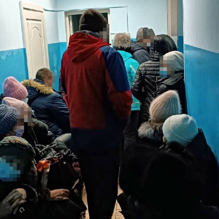 Коридоры кузбасской больницы оказались заполнены пациентами
