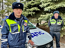 В Великом Новгороде инспекторы ДПС сопроводили молодую семью в роддом