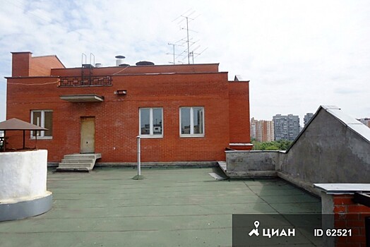 В Москве продается дом Карлсона на крыше многоэтажки — законно ли это и как устроить официальный газон на кровле