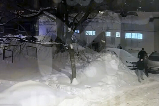 В Казани двух девочек придавило снегом, упавшим с крыши
