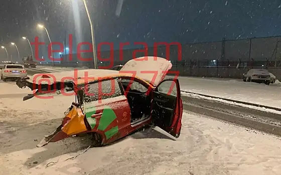 «Задели столб»: в столице машину разорвало от удара