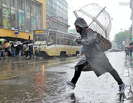 Град и ливень обрушились на Москву