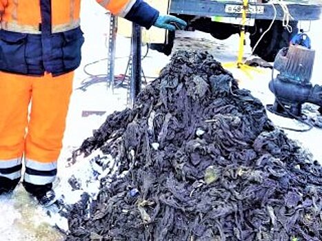 В Уфе канализацию забили 50 тонн мусора