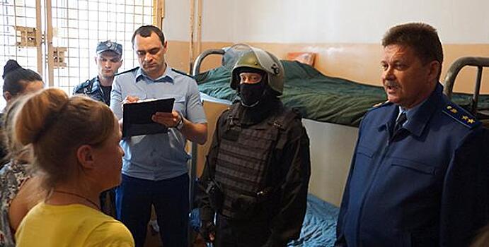 Прокурор Хабаровского края поймал таракана в СИЗО