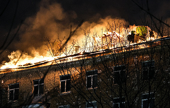 Более 10 человек пострадали при пожаре в доме на севере Москвы