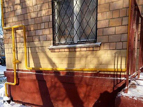 Коммунальные службы удалили вандальные надписи на фасаде дома по улице Маршала Бирюзова