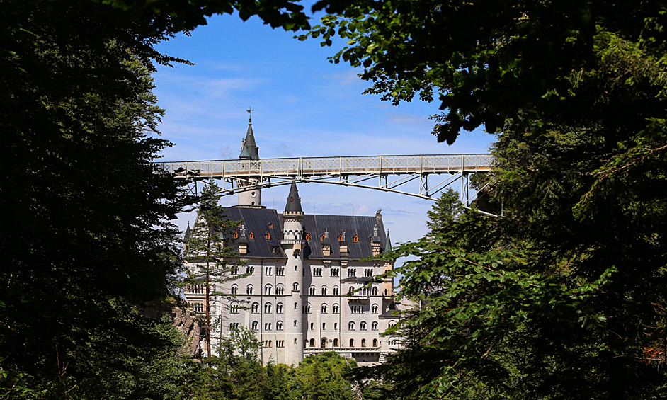 Мост Marienbruecke соединяет два утеса над ущельем Пеллат. На глубине 92 метров под мостом течет река. С перехода открывается шикарный вид на замок баварских королей Нойшванштайн