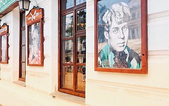 Кафе на улице Почтовой заставили снять с фасадов портреты известных рязанцев
