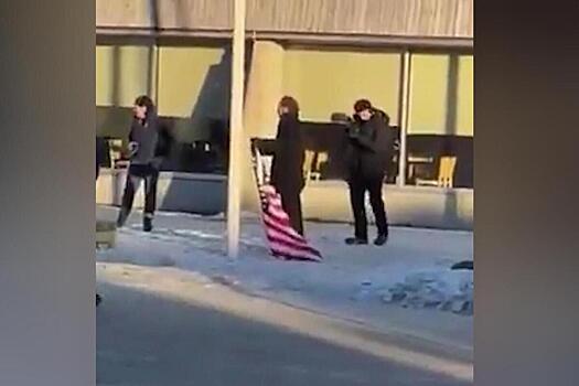 «Не смешно»: Гренландия обиделась на поднявшего американский флаг немецкого комика