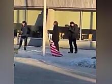 «Не смешно»: Гренландия обиделась на поднявшего американский флаг немецкого комика