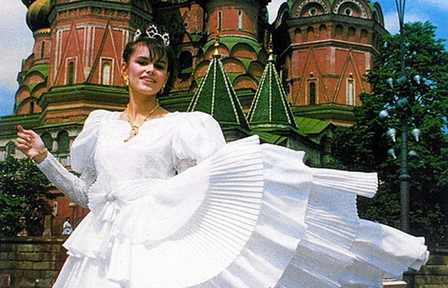 Победительницей конкурса стала Маша Калинина. Ее фото облетели всю планету, ее принимали президенты и министры, богатые женихи со всего мира предлагали ей руку и сердце.