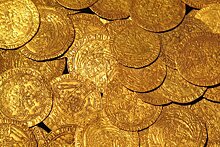 Тайник с золотыми монетами обнаружили в английском саду
