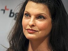 Линда Евангелиста показала обезображенное неудачной пластикой лицо