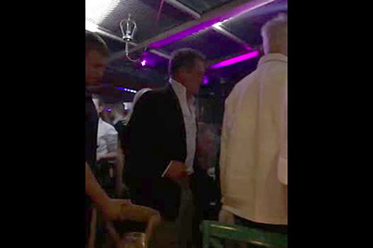 Хью Гранта сняли покидающим ресторан с русским миллиардером под «Розовое вино»