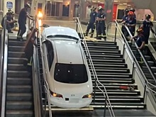 Угонщик автомобиля каким-то образом застрял на лестнице на автобусной остановке в Испании