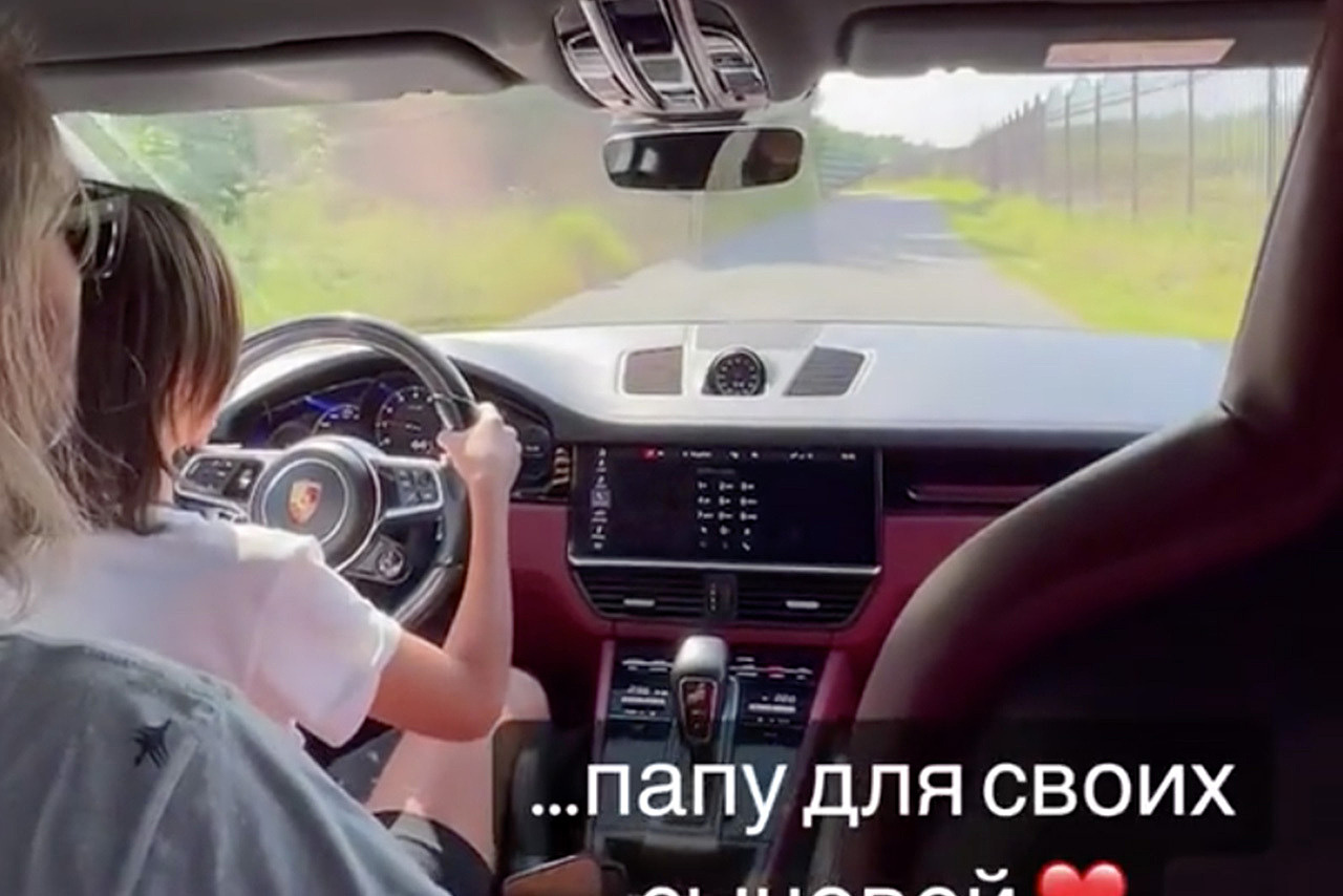 Голая за рулем авто