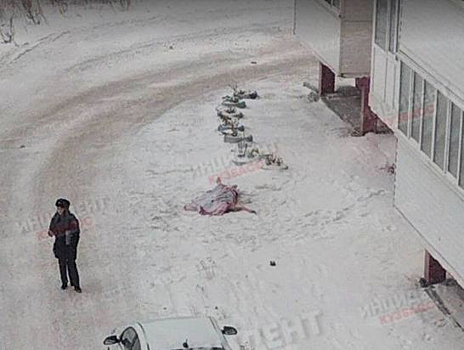 Кузбассовцы нашли под окнами дома тело полуобнаженного мужчины