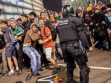 Журналистов закидали мячами и шариками на протесте в Барселоне