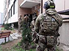 Силовики пришли в школу имени Нурмагомедова, где тренировался один из террористов. К зданию приехали броневики