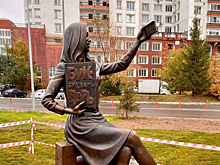 В российском городе разразился скандал из-за памятника учительнице