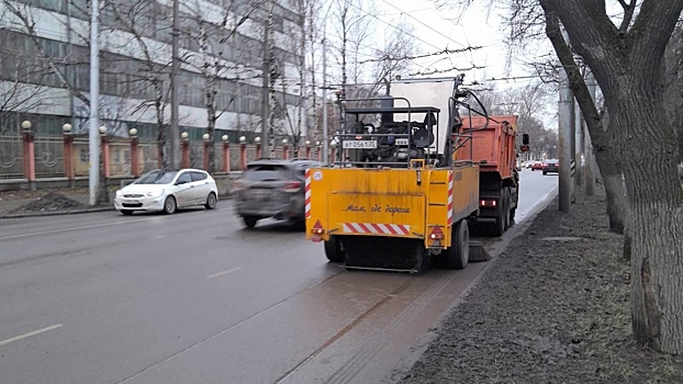 Коммунальщики очищают прилотковую зону на дорогах Вологды