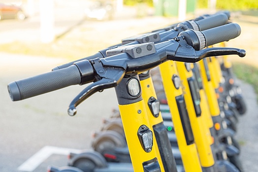 В городах России увеличилось число парковок для самокатов