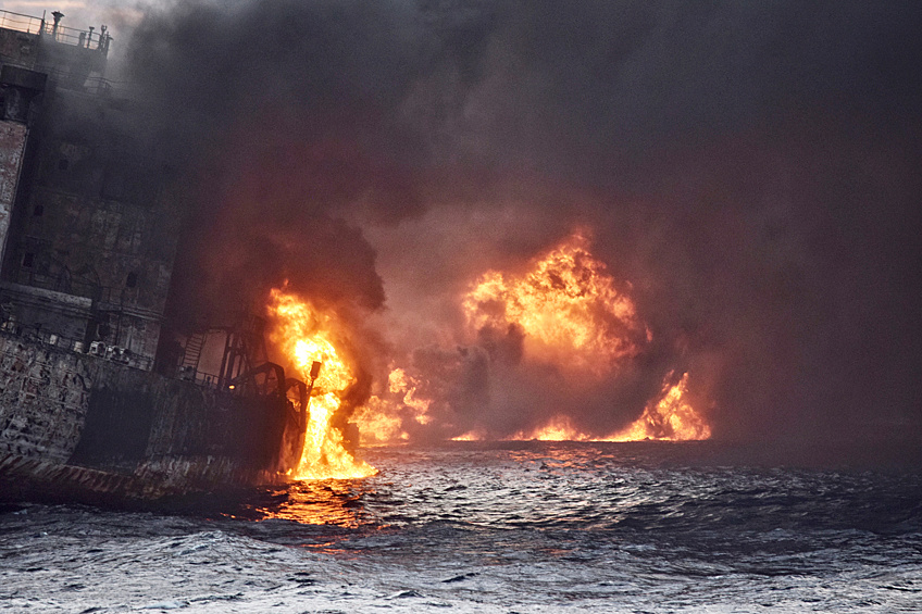 В Южно-Китайском море затонул иранский танкер, загоревшийся после столкновения с гонконгским сухогрузом.