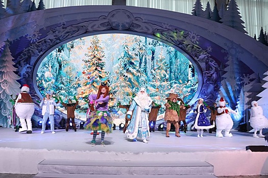 Минск: Детвора во Дворце Независимости окунулась в зимнюю сказку