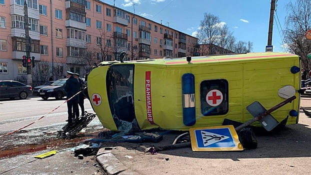 Момент столкновения внедорожника и скорой в Твери попал на видео